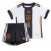 Tyskland Leon Goretzka #8 Replika Babytøj Hjemmebanesæt Børn VM 2022 Kortærmet (+ Korte bukser)